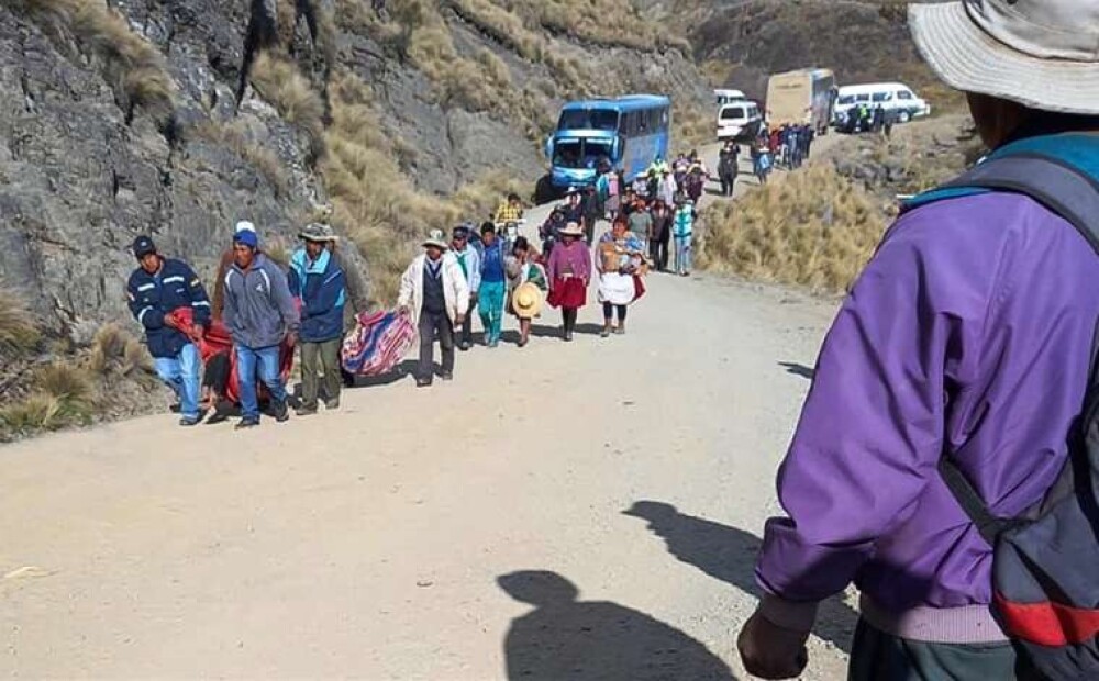 Bolīvijā, aizā iegāžoties autobusam, dzīvību zaudējis vismaz 21 cilvēks