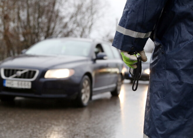 Pirmdien uz Latvijas ceļiem pieķerti 10 dzērājšoferi un četri narkotikas lietojuši autovadītāji