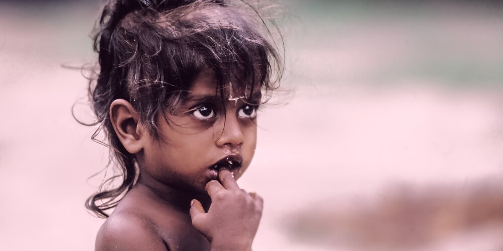 Kailas ar vardēm: Indijā piecus gadus vecas meitenes piedalās publiskā rituālā, kas veltīts dieviem