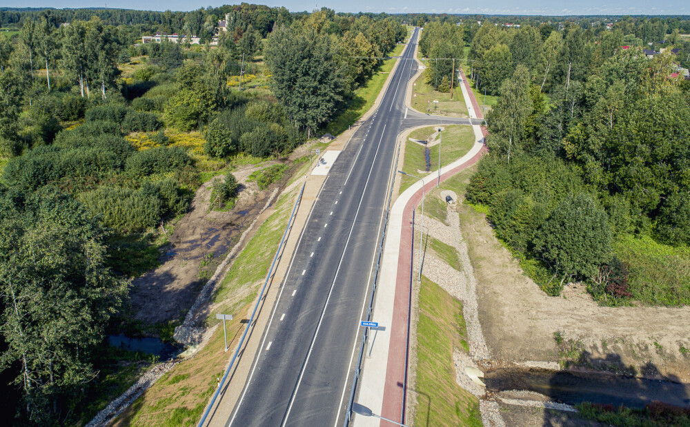 Kuldīgā pārbūvēts reģionālā autoceļa Kuldīga-Skrunda-Embūte posms un izbūvēts gājēju un velobraucēju ceļš. FOTO