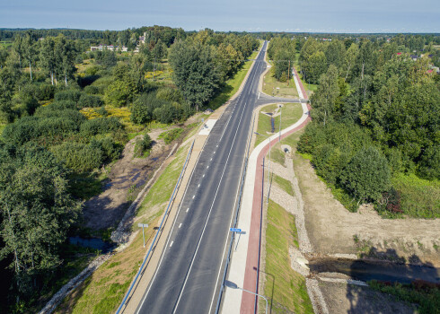 Kuldīgā pārbūvēts reģionālā autoceļa Kuldīga-Skrunda-Embūte posms un izbūvēts gājēju un velobraucēju ceļš. FOTO
