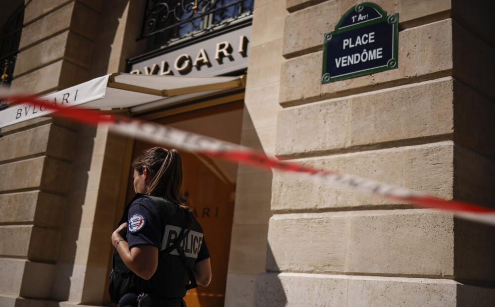 Francijā dārglietu zagļi izmanto elektrošoku, bēg ar motorolleri, tiek sašauti, bet kopā nozog 14 miljonus vērtu bižutēriju pusotra mēneša laikā