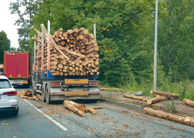 ДТП в Риге: столкнулся автобус с лесовозом