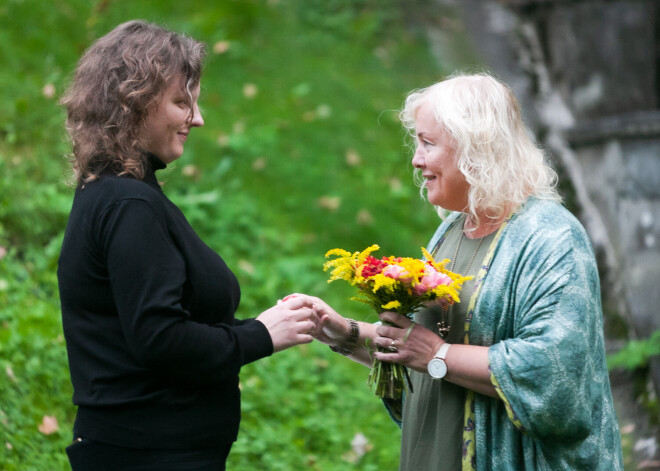 Liriķi un dzejas mīļotāji pulcējas uz “Domuzīmes” Dzejas balvas pasniegšanas ceremoniju Ojāra Vācieša mājas dārzā. FOTOREPORTĀŽA