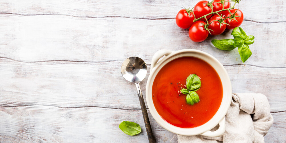 Рецепт горячего томатного супа с моцареллой поможет разнообразить вечернее меню
