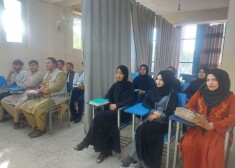 Мужчины и женщины разделены шторой во время занятий в университете после захвата власти «Талибаном»