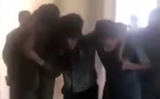 Talibu piekautais žurnālists ar kolēģu palīdzību dodas pēc medicīniskās palīdzības.