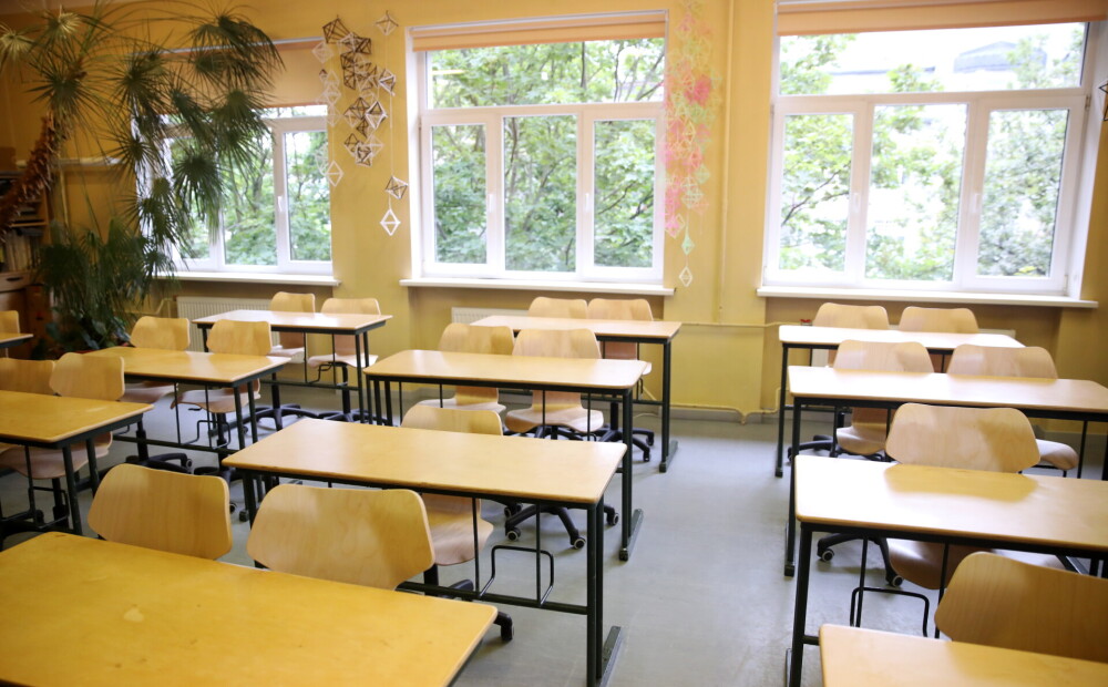Latvijā šobrīd attālināti mācās vairāk kā 35 klašu skolēni