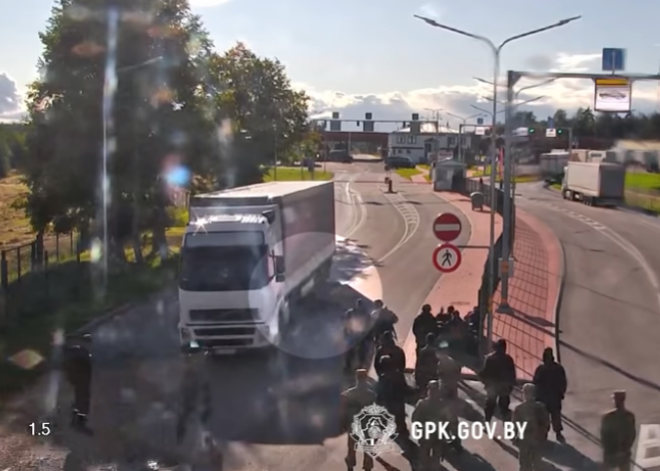 ВИДЕО: на границе с Латвией афганец бросился под колеса фуры