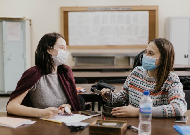 Skolēnu Covid-19 testus varētu veikt reizi divās nedēļās