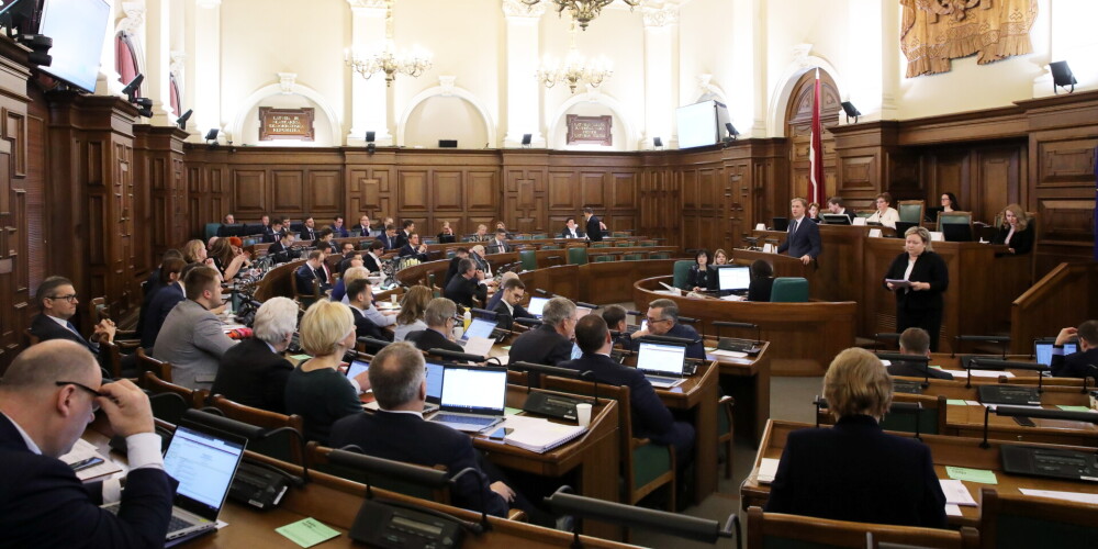 Saeima noraida likumprojektu par "diskriminējošo un nesamērīgo" Covid-19 ierobežojumu atcelšanu
