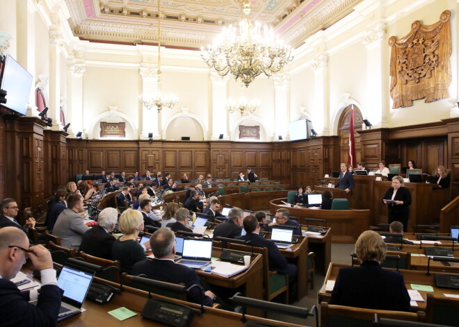 Saeima noraida likumprojektu par "diskriminējošo un nesamērīgo" Covid-19 ierobežojumu atcelšanu