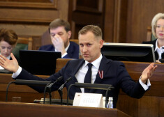 Tracis Saeimā: Gobzems žēlojas, ka netiek pie vārda jautājumā par savu izslēgšanu no sešām sēdēm. VIDEO
