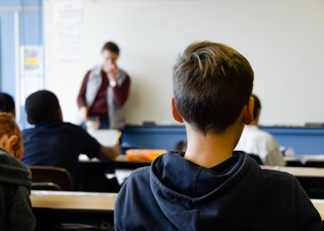 Skolās Covid-19 testēšanai sāk ieviest "košļājamo kociņu" testus