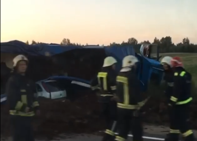 Smagā ceļu satiksmes negadījumā uz Ventspils šosejas cietušas septiņas personas