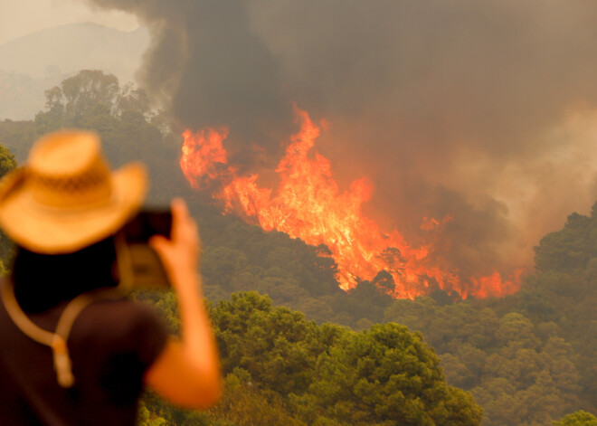 Savvaļas ugunsgrēka dēļ Spānijā evakuēti simtiem cilvēku