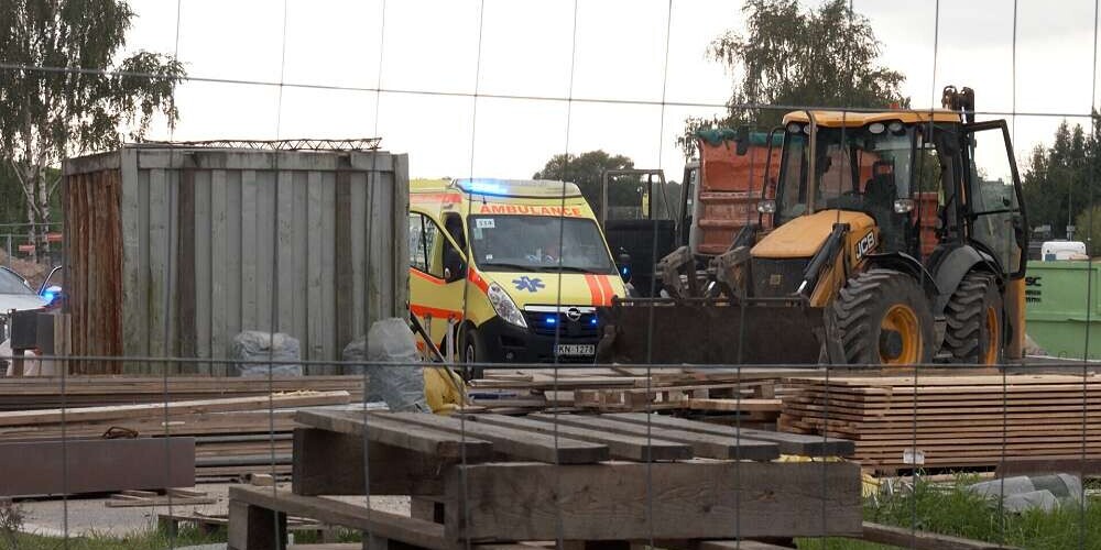Трагедия на стройплощадке в Риге: тяжелая техника задним ходом наехала на одного из рабочих; он погиб