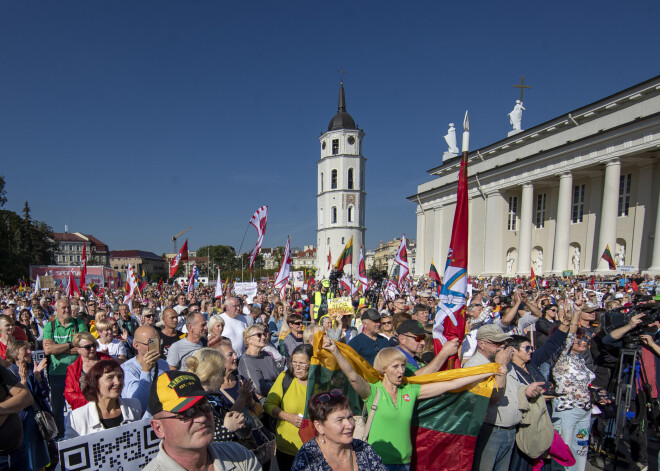 Viļņā vairāki tūkstoši cilvēku protestē pret Covid-19 ierobežojumiem