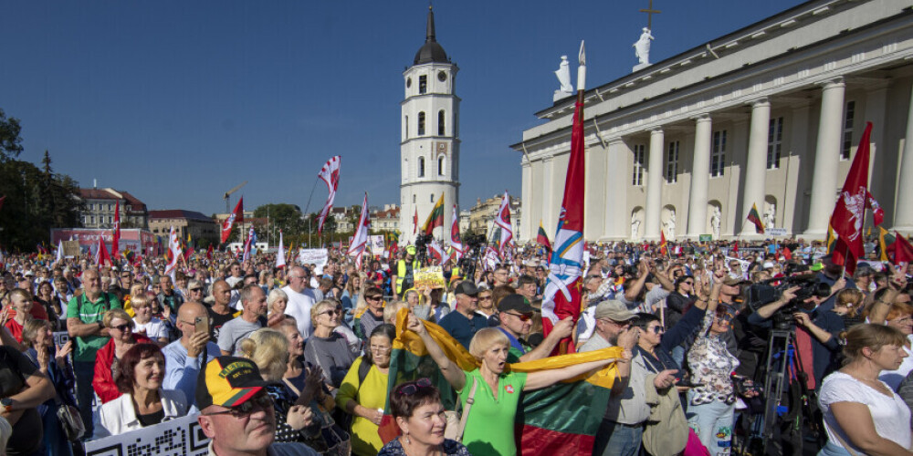 "Вынудили ребенка чипироваться": в Вильнюсе несколько тысяч людей снова протестовали против сovid-ограничений