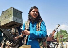 Radikālo islāmistu kustības "Taliban" kaujinieki.