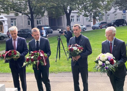 VIDEO: Rīgā piemin 11. septembra teroraktu divdesmito gadskārtu