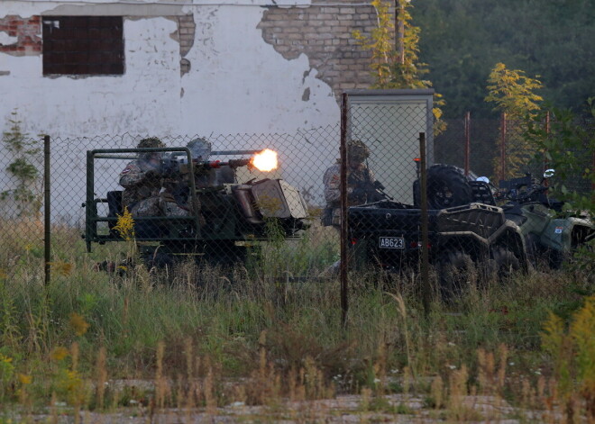 No 6. septembra Nacionālo bruņoto spēku (NBS) mācību “Namejs 2021” laikā Rīgā un citās pašvaldībās darbojas militārpersonas. Sestdienas rītā Jauns.lv devās vērot, mācību norisi Grīziņkalnā, Rīgā, kur Zemessardzes 1. Rīgas brigādei jāatbrīvo teritorija no ienaidnieka.