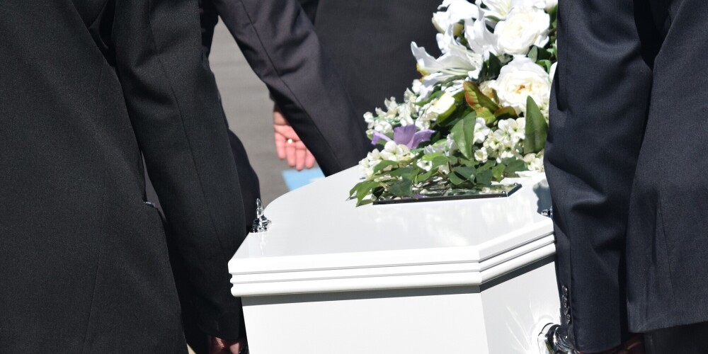 ВИДЕО: в России женщина принесла гроб с трупом своей сестры к администрации города