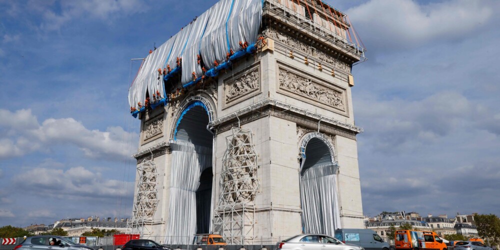 Parīzes Triumfa arka ieņem jaunu veidolu