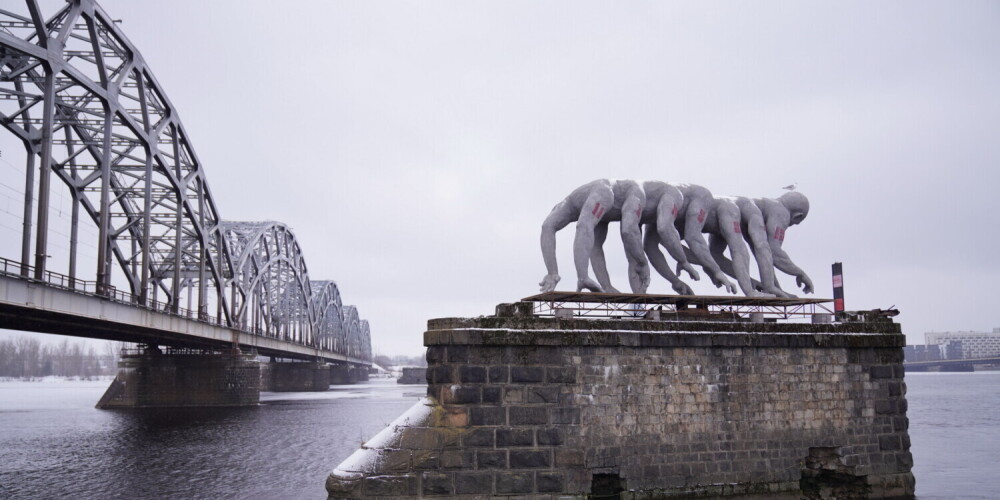 No Daugavas pazudusi monstrozā skulptūra "Homo Democraticus". Kur tā nakts laikā aizvesta?