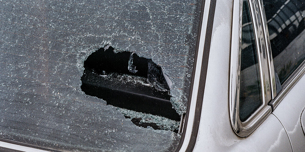 Steidzies lēnām! Akmentiņš auto vējstiklā var izraisīt vairāk nekā 1500 eiro zaudējumus