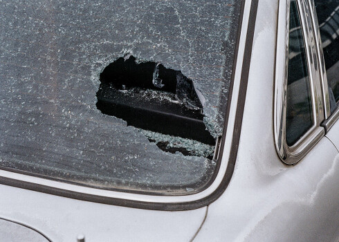 Steidzies lēnām! Akmentiņš auto vējstiklā var izraisīt vairāk nekā 1500 eiro zaudējumus