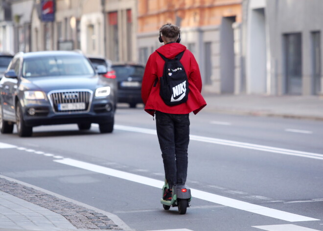 Lietuvā ierosina izveidot "veloielas" un ierobežot elektroskūteru kustību