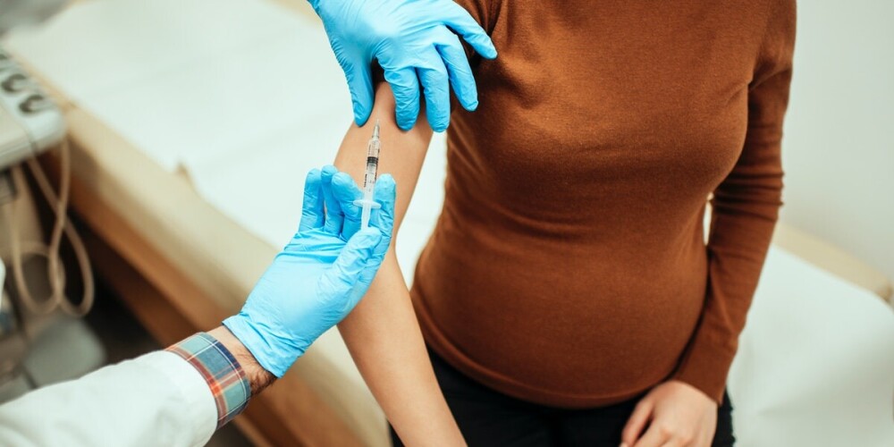 Врачи: нет доказательств о вреде Covid-прививок для беременных