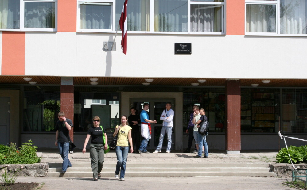 Rīgā nevakcinētas skolotājas dēļ karantīnā devusies teju puse skolas