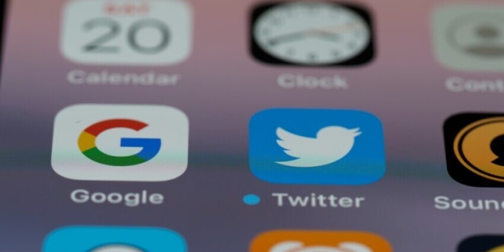 "Facebook" un "Twitter" par aizliegta satura nedzēšanu Krievijā tikuši pie naudassodiem