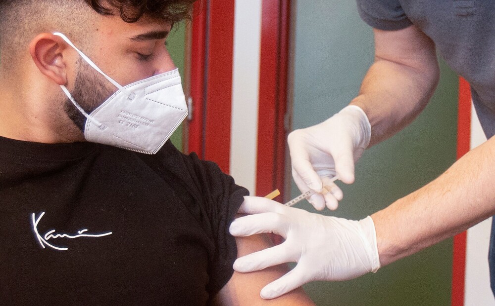 Lielbritānijā sāks potēt Covid-19 vakcīnas uzturošo devu