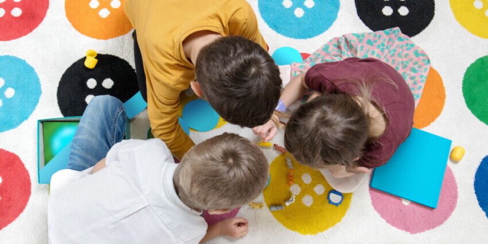 Тянут за ухо, бьют по попе, дергают за руку: родители жалуются на происходящее в детских садах Латвии