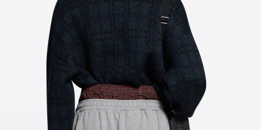 Balenciaga обвинили в расизме за дизайн приспущенных штанов