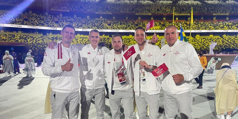 Raimonds Feldmanis ar saviem audzēkņiem Tokijas olimpisko spēļu atklāšanas ceremonijā.