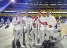 Raimonds Feldmanis ar saviem audzēkņiem Tokijas olimpisko spēļu atklāšanas ceremonijā.