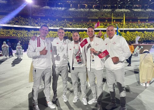 Raimonds Feldmanis ar saviem audzēkņiem Tokijas olimpisko spēļu atklāšanas ceremonijā.