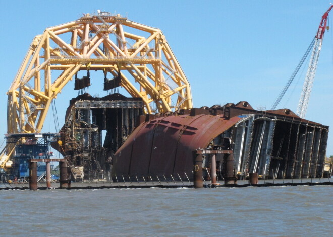 Вот зачем учить математику: автомобилевоз с 4200 машинами утонул из-за просчета сотрудника