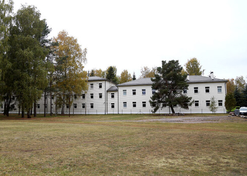 Situācija "Muceniekos" esot stabila un ka attiecībā uz patvēruma meklētāju izmitināšanu tiek izskatīta arī iespēja par moduļu ēku izmantošanu izmitināšanas vajadzībām.