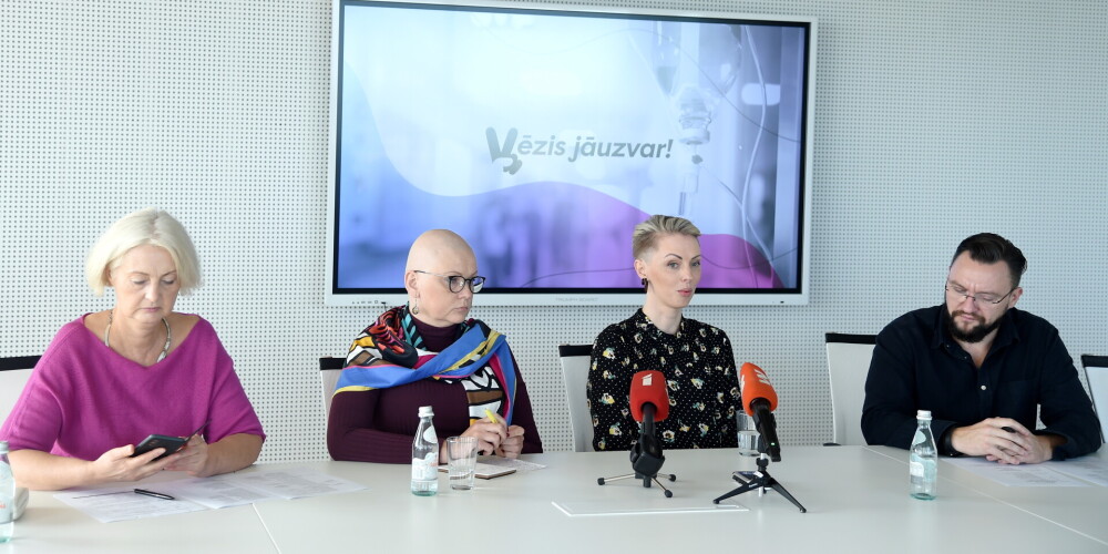 Vēža pacientu atbalsta biedrības "Dzīvības koks" vadītāja Gunita Berķe (no kreisās), hematoloģijas paciente, "Onkoalianses" pārstāve Arta Lāce, melanomas pacientu atbalsta biedrības "Soli priekšā melanomai" pārstāve Sondra Zaļupe un preses konferences moderators Gustavs Terzens piedalās preses konferencē par kampaņu "Vēzis jāuzvar" Latvijas Universitātes Zinātņu mājā.