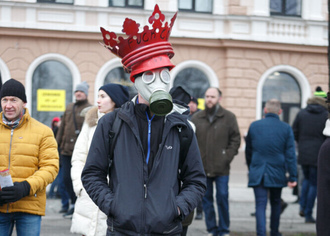 Debesīs izsmidzināta inde un Kariņa uzsūtīts lietus: sestdienas protesta dalībnieki gatavojas episkai cīņai ar kliķi