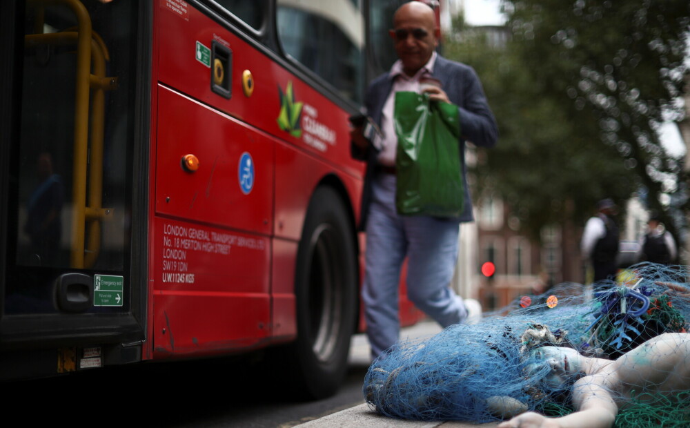 Aizturēšanas un milzu sastrēgumi: klimata aktīvisti nobloķējuši Londonas apkārtceļu