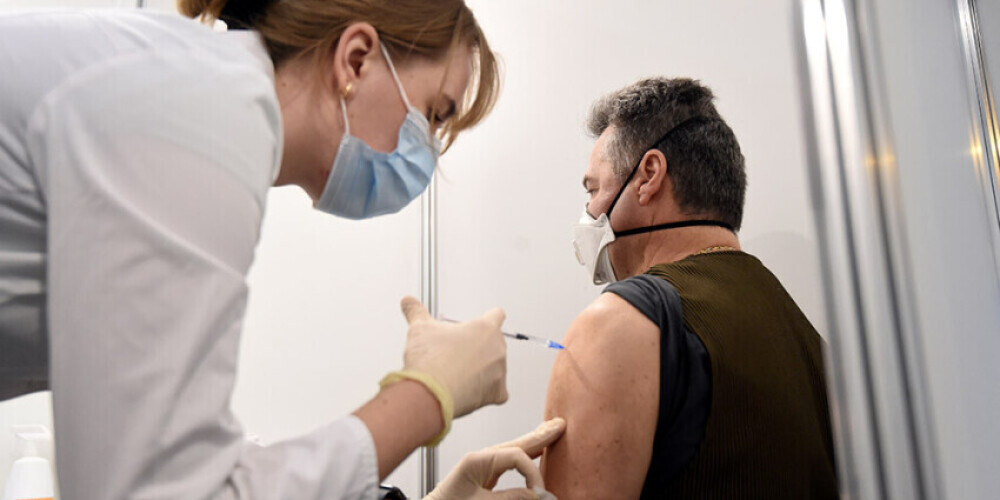 В Латвии по крайней мере одну прививку от Covid-19 получило 47% населения