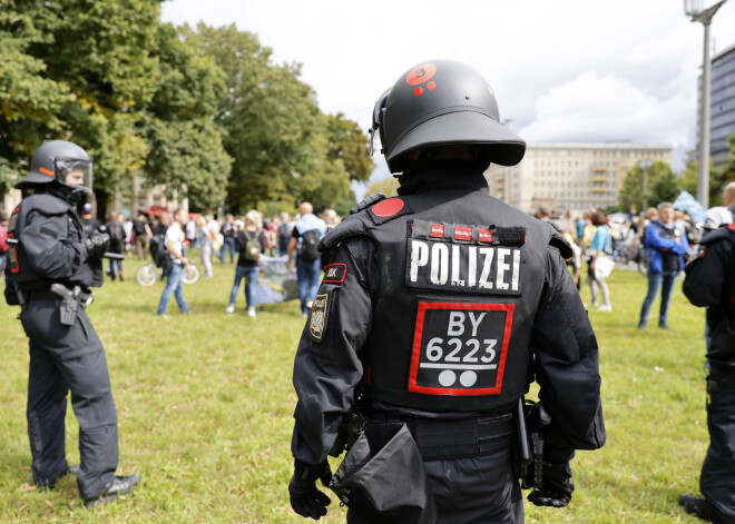 Vācijā protestētāji uzbrūk Covid-19 vakcinēšanas komandai