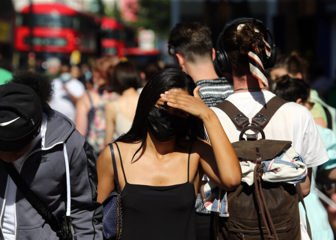 Pēc vairāk nekā 30 000 sieviešu ziņojumiem britu imunoloģe aicina izmeklēt iespējamu Covid-19 pošu blakni