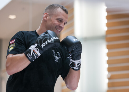 Mairis Briedis deg nepacietībā iziet ringā.